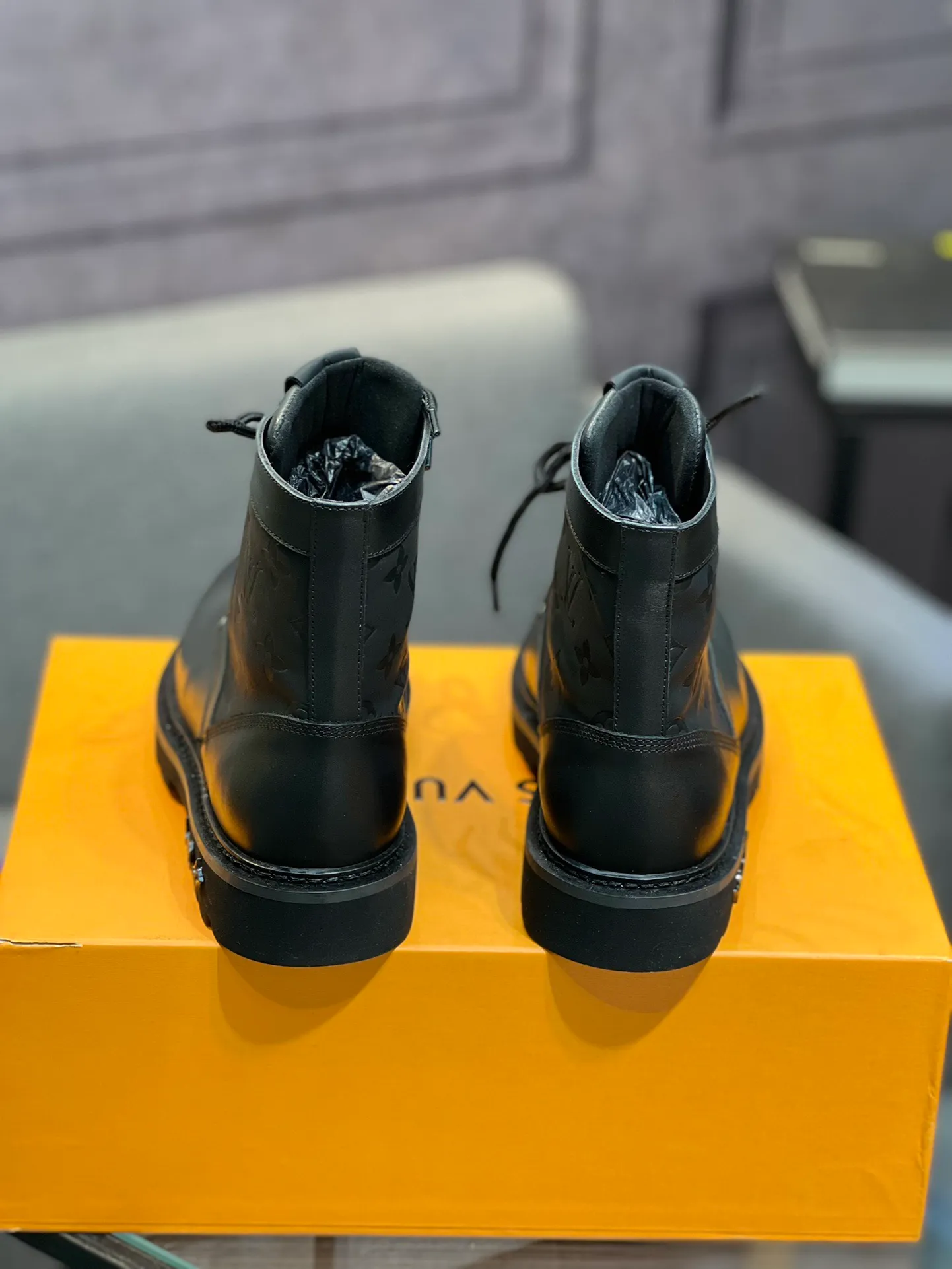 Men's shoes 💰920 L Home - the latest LV men's business casual boots, luxury and nobility are a must. They are all made of imported original first-layer cowhide, just to create a more comfortable wearing experience. ➕Top imported water-dyed full cow lining, original high wear-resistant outsole! 👏👏 Size: Male 39-44; (38 45 46 customized)